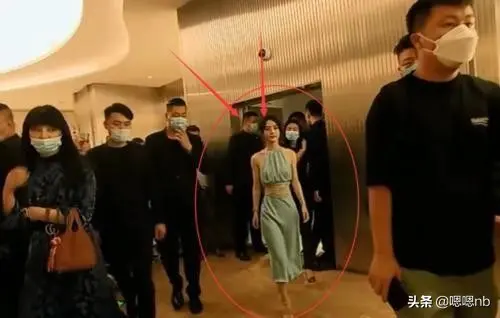 What Is Zhao Liying S True Height Standing Among A Group Of Bodyguards The Gap Is Clearly Visible Luju Bar