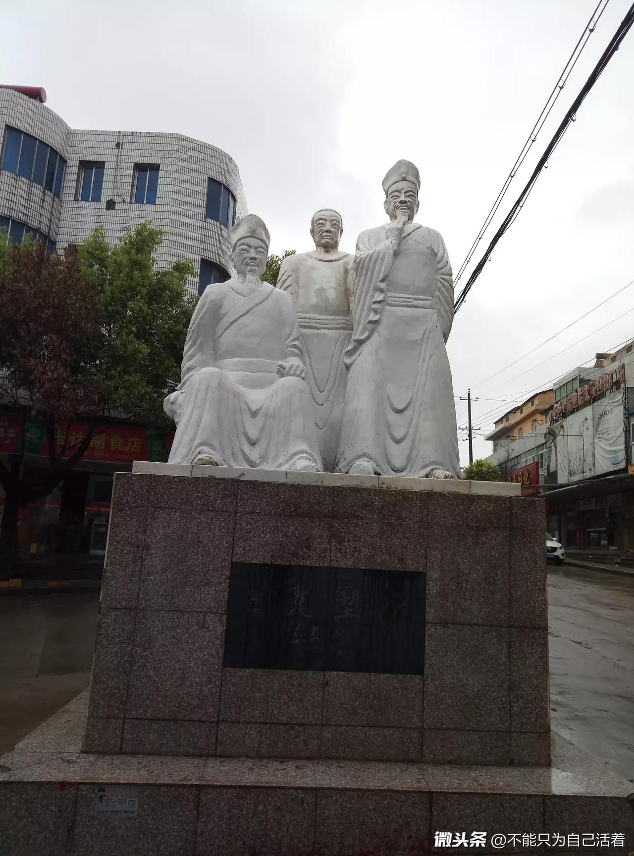 阔别二十几年的故乡来祭祖,三袁故里塑像依然,却找不到幼时的其它影子