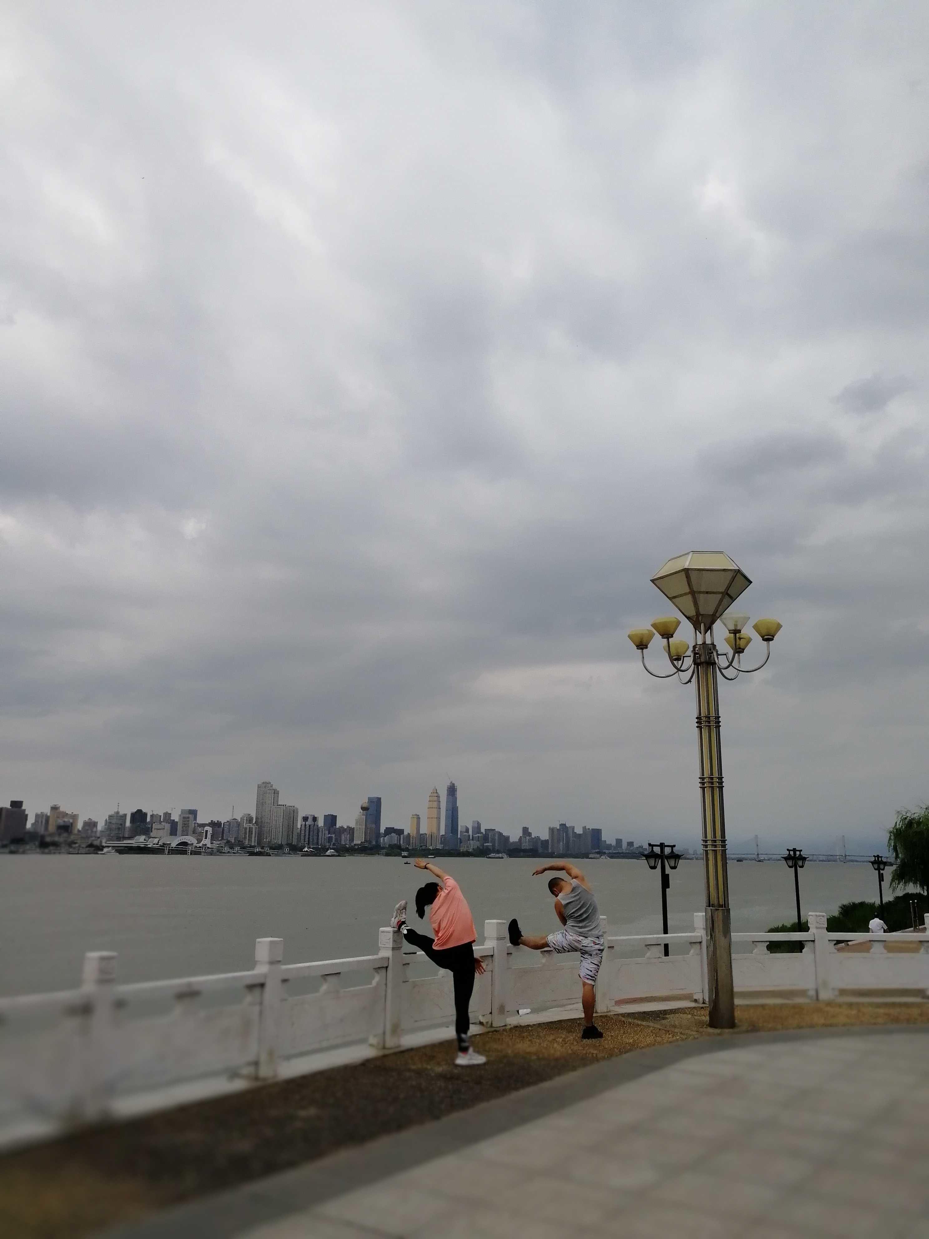 老刀:武汉解封后剪影之一:晨练