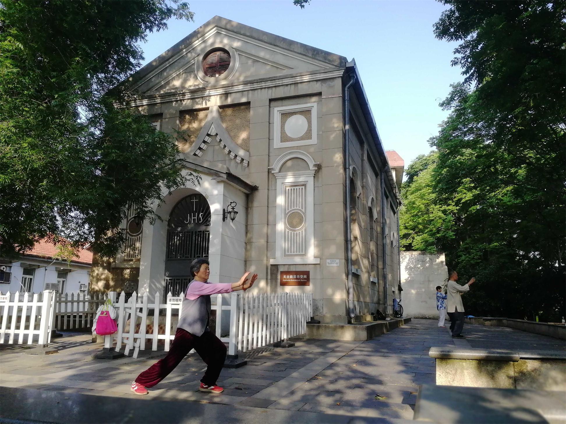 老刀:武汉解封后剪影之一:晨练