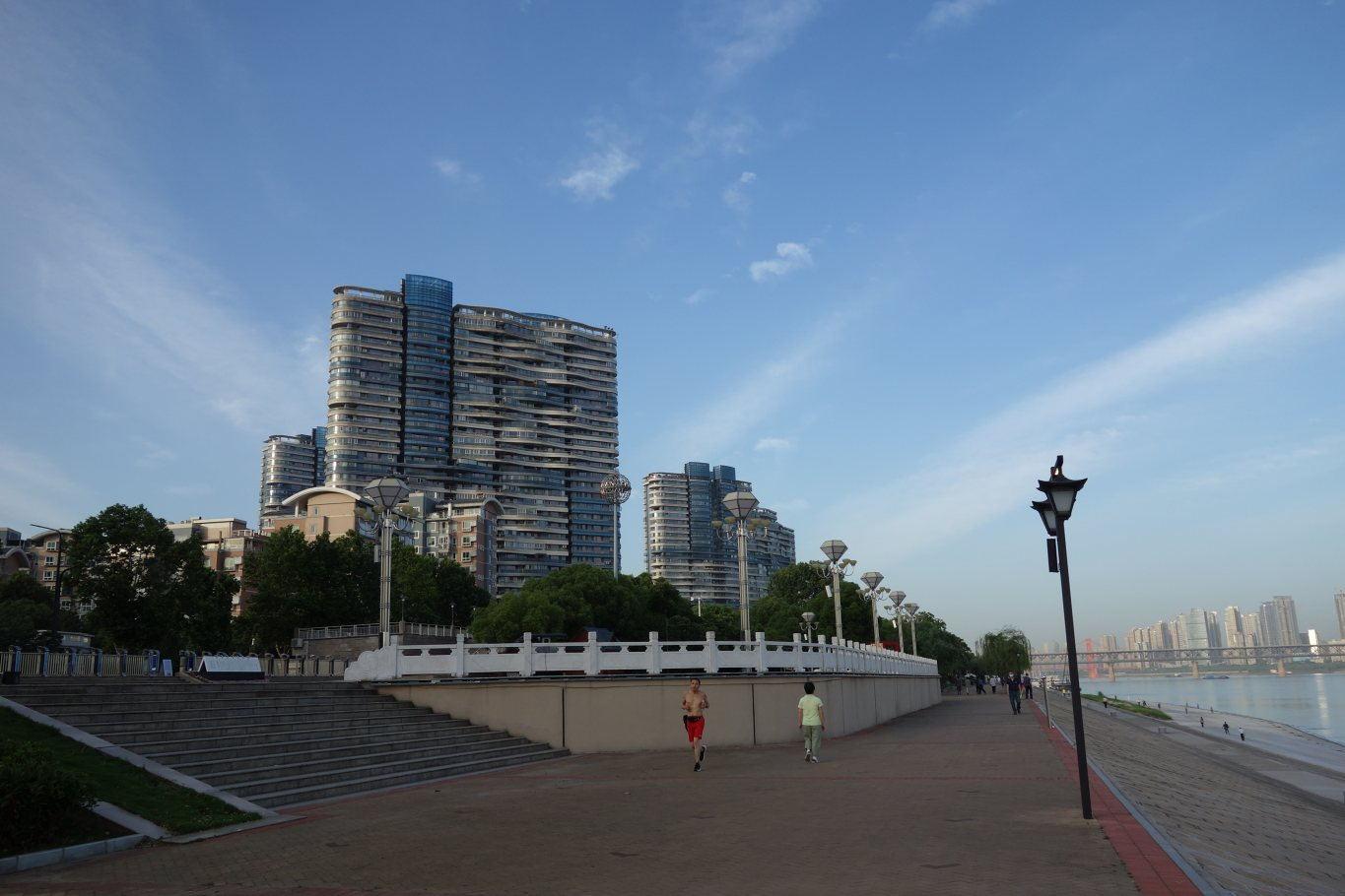 老刀:武汉解封后剪影之一:晨练