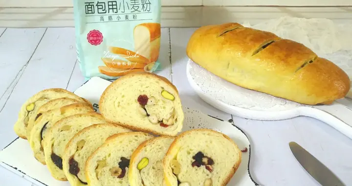 面包这个做法真简单,不用揉出手套膜,满满都是料,咬一口满嘴香