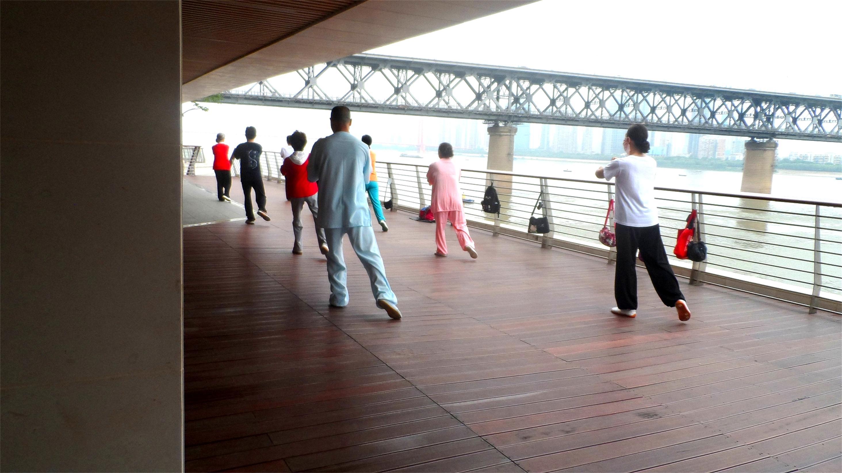 老刀:武汉解封后剪影之一:晨练