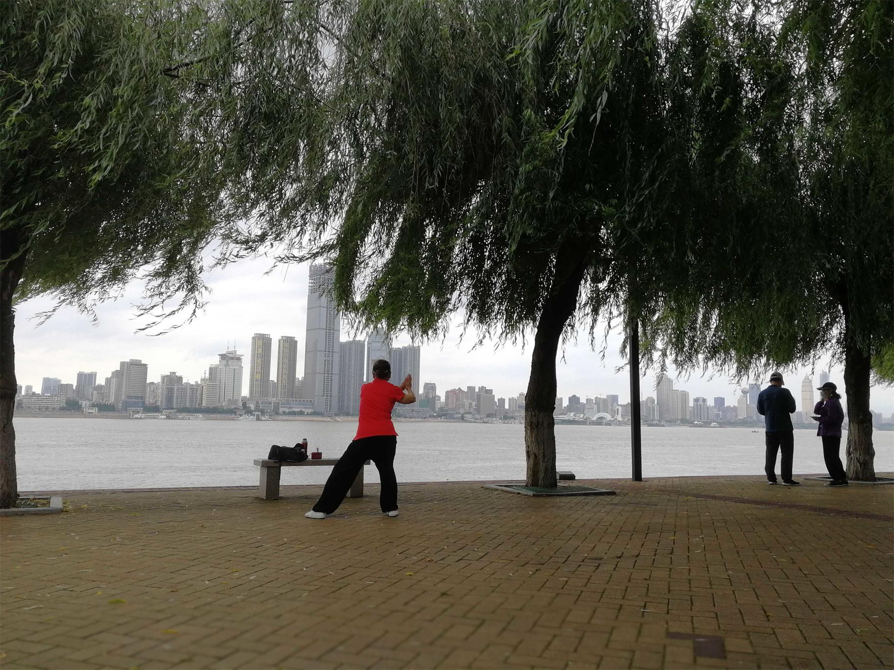 老刀:武汉解封后剪影之一:晨练