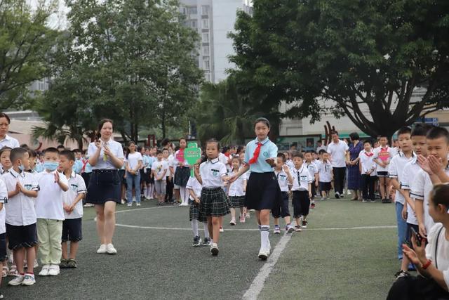 天府新区南湖小学举行“爱成都，迎大运”开学典礼