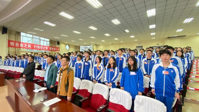 不忘初心齐奋斗青春出彩新时代：记青城山高级中学团代会、学代会