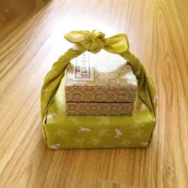 这里有10多款你想带出去炫耀的包装盒，独特的瓶瓶罐罐简约又精美(图5)