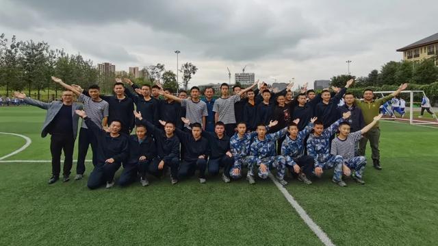  棠湖中学：特级飞行员进校园 | 助力学子圆蓝天梦