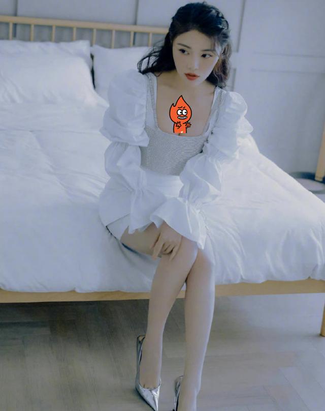 109斤徐冬冬拍清纯大片，低领遮不住事业线，一双美腿白的发光