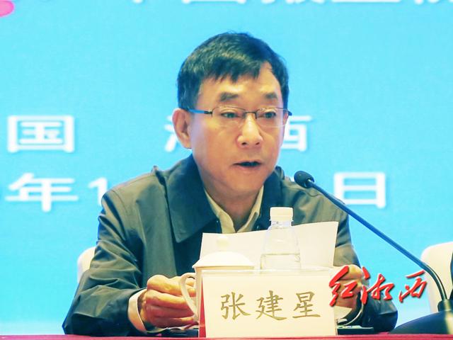 “精准扶贫看湘西”全国报业百名社长总编辑湘西行采风勾当在吉首启动