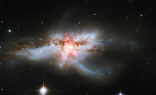 宇宙最恐怖景象，124亿年地方发生14个星系连环碰撞吞噬