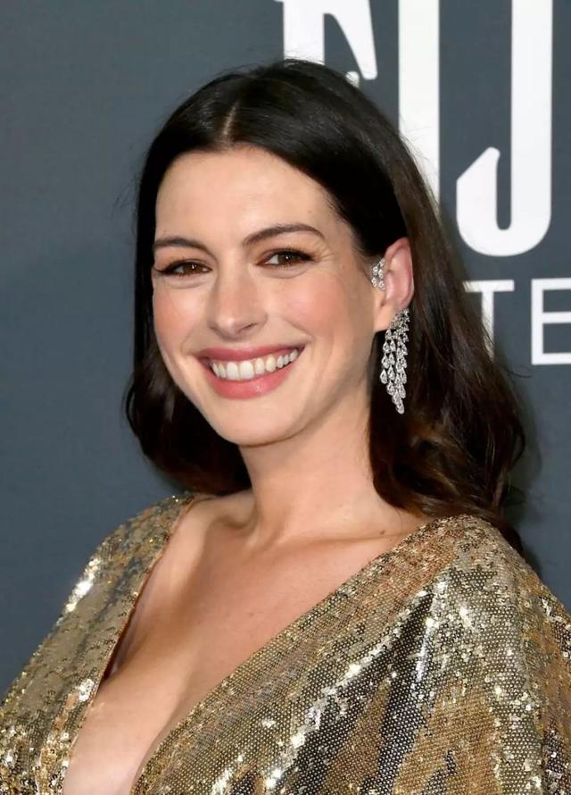 Anne Hathaway walked on the red carpet with her “Beauty Breasts Against the Sky“, and netizens called out: The breast shape is too sexy