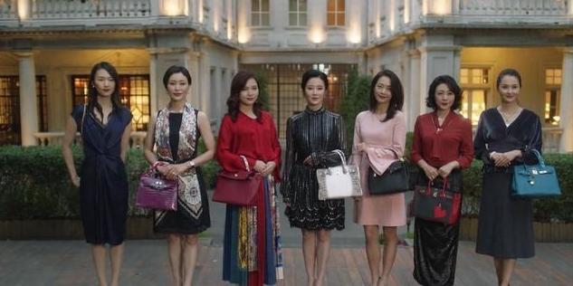 百亿富婆章泽天合影镶边，C位万宝宝被称