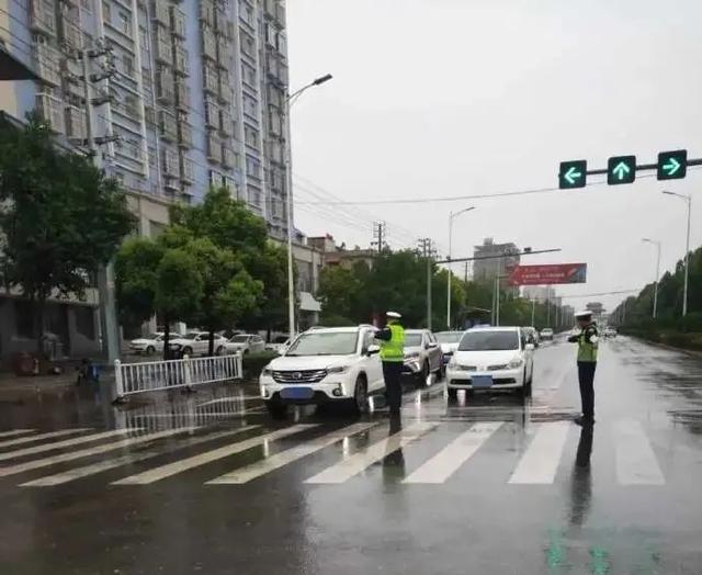 禹州交警发布雨季安全行车知识！
