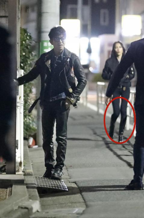 木村拓哉逛酒吧 50岁工藤静香太瘦现 罗圈腿 穿靴子太晃荡了 天天要闻
