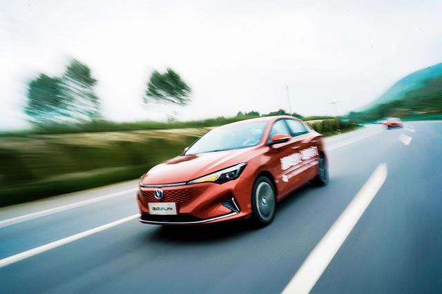 "智美进化 驾趣非凡"，逸动E-Life青海湖大show"操作"