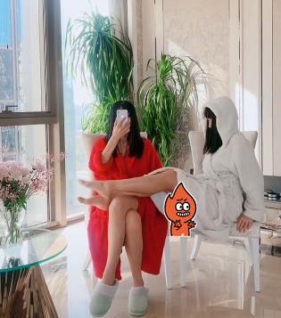 54岁张咪与女儿秀傲人长腿，浴袍太短险