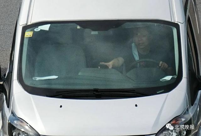 开车玩手机|开车打电话有多普遍？我们去路边看了下，真吓人！