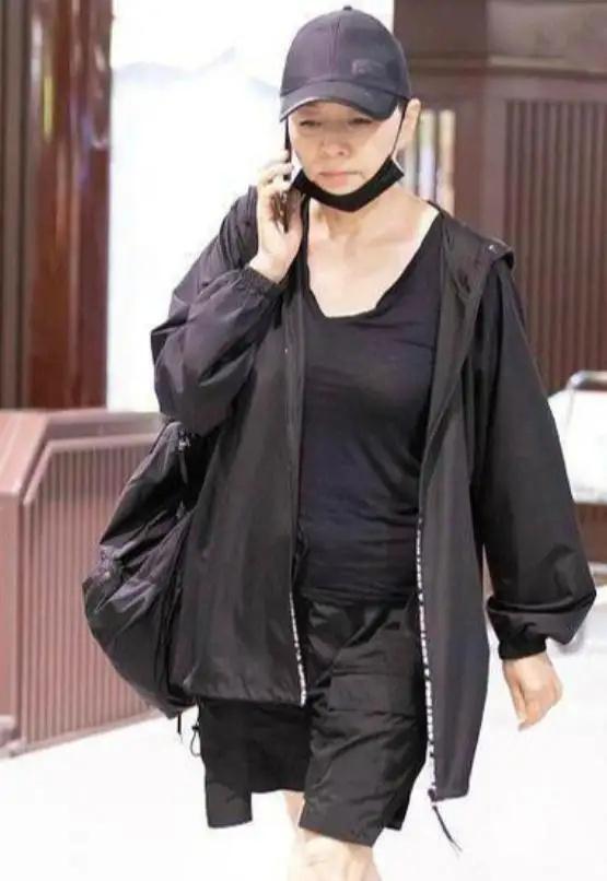 小品女王宋丹丹亮相机场,黑色运动外套配短裤
,哪里像59岁-第2张 小品女王宋丹丹亮相机场
,黑色运动外套配短裤
,哪里像59岁-第2张