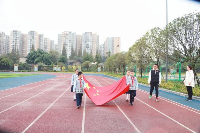 记双流区实验小学外国语学校 出水莲中队升旗仪式