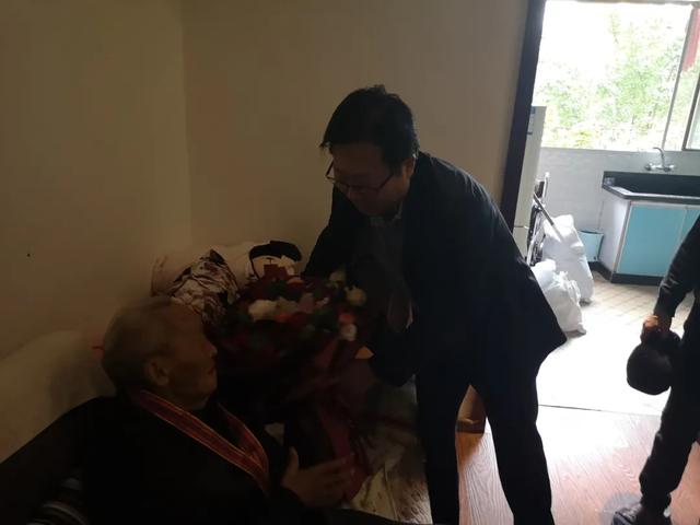 铭记历史 致敬英雄——达州市职业高级中学开展慰问活动