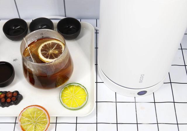 一句多喝热水太敷衍，用荣耀亲选施铂热水壶，一杯热水暖人心