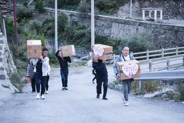 成都市双流区金桥小学：金秋十月赴巴塘 温暖双巴促发展