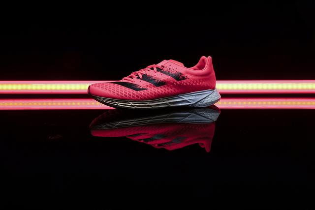 阿迪达斯adidas首款碳纤跑鞋上市,全新的竞速跑鞋