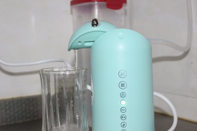 旅行出差饮水不用慌，米因即热饮水机来报到，网友：这小熊好能干