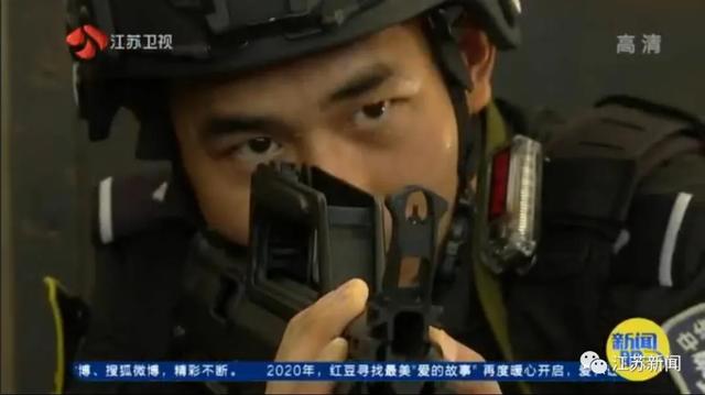 寻找最美爱的故事■他们的情侣装：校服—警服—婚纱|寻找最美爱的故事