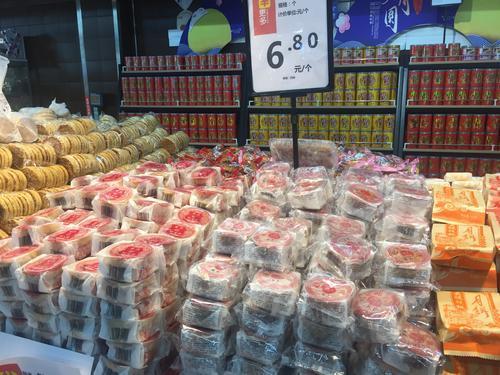 月饼口味花样多 今年流行轻包装(图2)