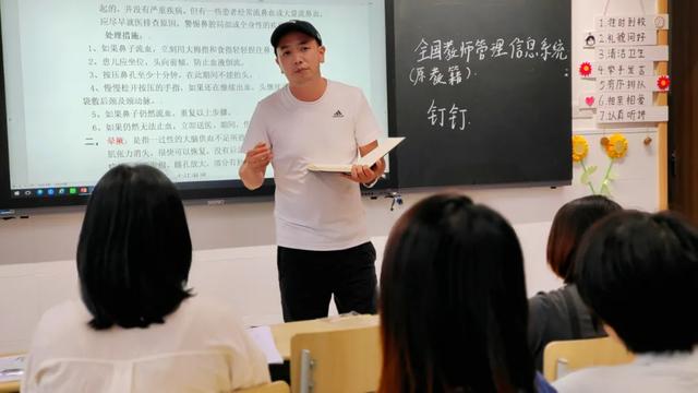 天府三中小学部突发性疾病应急处置演练