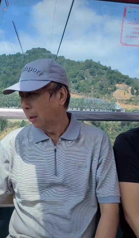 62岁冯巩坐缆车吓得满头汗！私下形象反