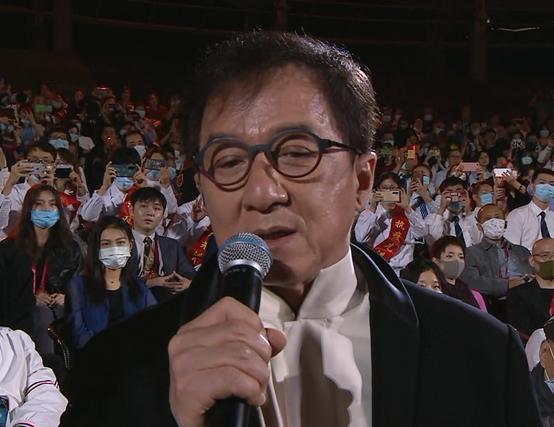 成龙正装出席金鸡奖开幕式，满脸皱纹发际线到头顶，状态令人担忧