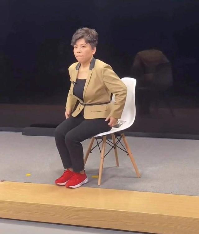 邓亚萍录节目被指挥显局促，穿着打扮遭