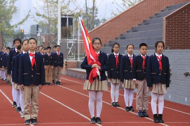 成都天府新区华阳小学六.八中队国旗下队活动展示