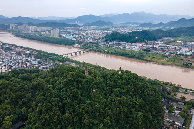 【临海】浙江一座仅百余米的山，有鉴真大师曾待过的寺庙，还有4座古塔
