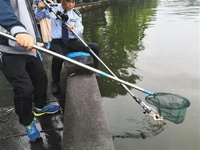 捡手机|每年能在沙漠中挖出一百多部手机！这个派出所火了