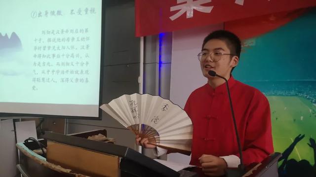 棠湖中学新学年首次“学生大讲堂”顺利举办