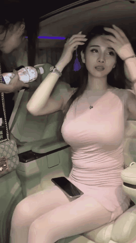 车展上真是美女如云吶 女生非常可爱了 美女动图 第6张