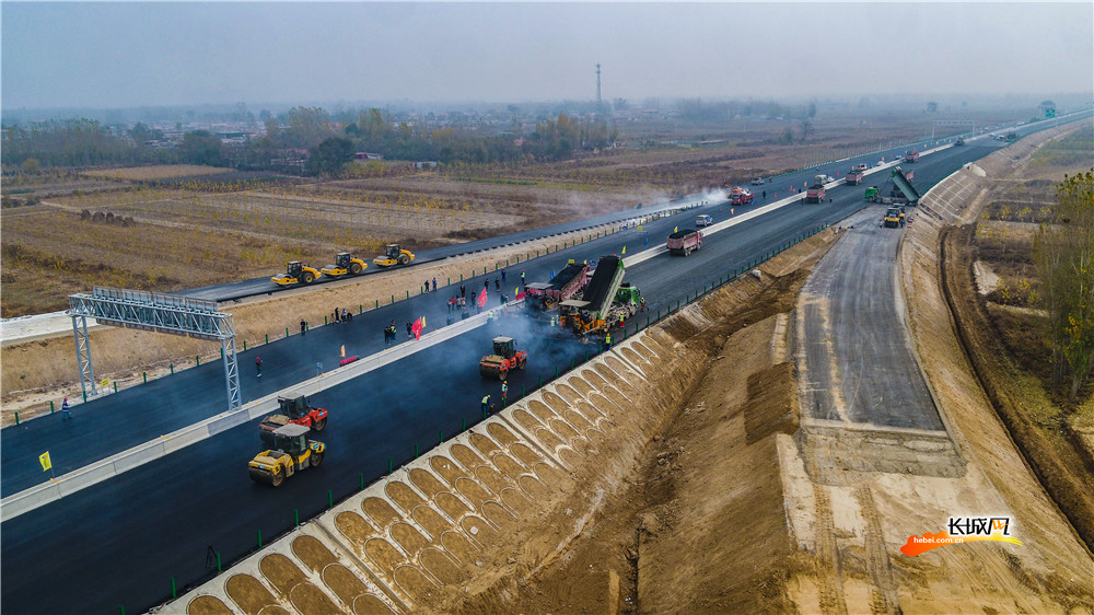 津石高速廊坊段沧州段主线路面胜利贯通