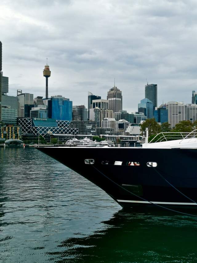 澳洲悉尼在水一方，港湾里有船有桥有浪漫