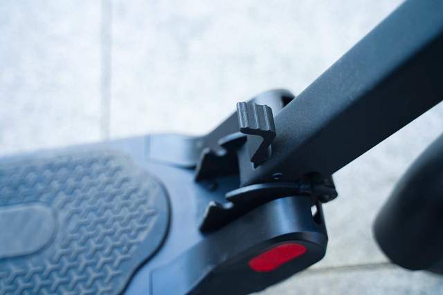 小巧便携，续航给力。体验COLORWAY科洛威成人电动滑板车