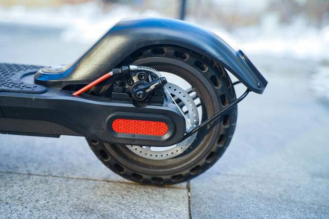 小巧便携，续航给力。体验COLORWAY科洛威成人电动滑板车