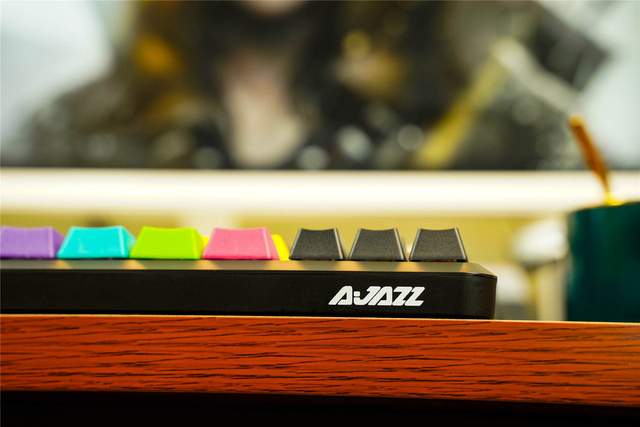 价格便宜，出门级首选。黑爵K870T蓝牙双模红轴机械键盘