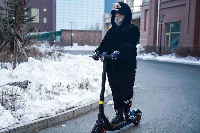 小巧便携，续航给力。体验COLORWAY科洛威成人电动滑板车