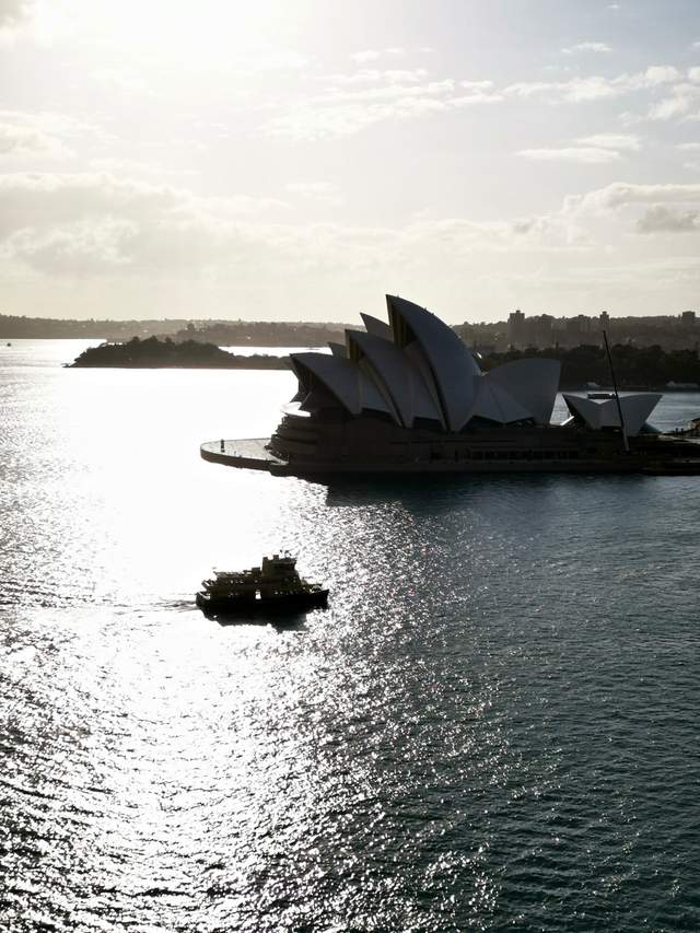 澳洲悉尼在水一方，港湾里有船有桥有浪漫