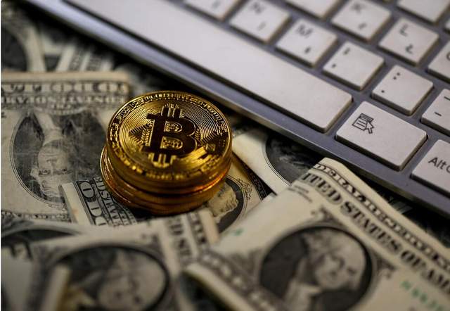 比特币在末尾三角内区间震荡走势，晚盘谨防高山流水1