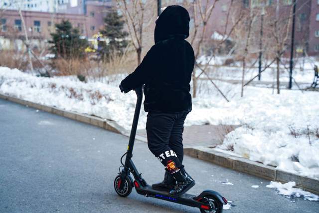 小巧便携，续航给力。体验COLORWAY科洛威成人电动滑板车