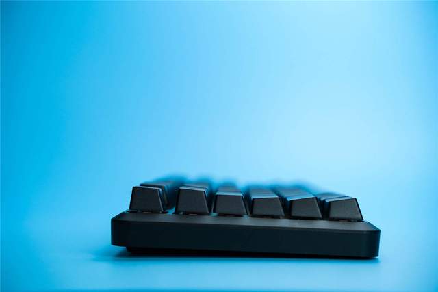 价格便宜，出门级首选。黑爵K870T蓝牙双模红轴机械键盘